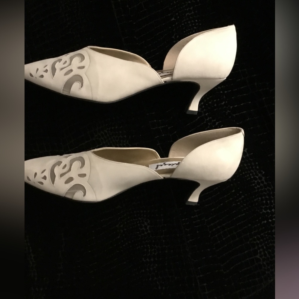 Spiegel Women’s Size 10 Cream Ivory Kitten Heels Cutout Bridal Prom Shoes - Picture 3 of 8